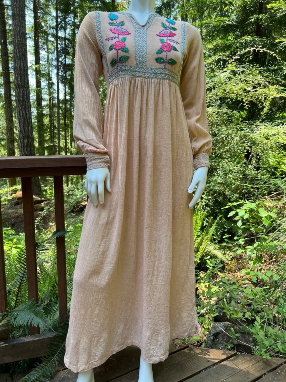 Vintage 70s Embroidered Indian Cotton Gauze Long Sleeve Maxi Dress size XS/S